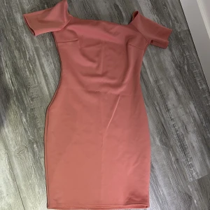 Klänning  - Klänning från Nelly one använd en gång, fräsch  korall färg. 