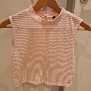 Rosa magtröja  - Rosa magtröja med hjärtan och snygg knäppning i ryggen