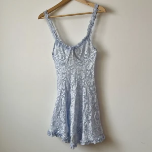 Vintage neglige i spets - Vintage neglige i blå spets och med byglar Skulle tippa på en XS-S. Hel, ren och i fint skick! 💌