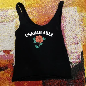 Svart linne - Linne från H&M med motiv, sparsamt använd, säljer då den är för liten på mig. Skriv gärna vid intresse!🥰