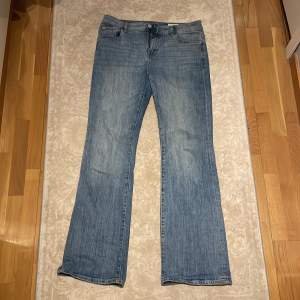 bootcut jeans från esprit, köpta på sellpy med helt okej skick, då småa defekter finns 💗