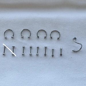 Piercingar - Nickelfria percingar gjorda av rostfri metall. Har aldrig kommit till användning. 10kr st för näsringarna och 3kr st för resten, allt för 60kr! :)