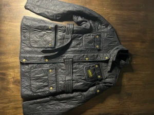 Ikoniskt   - Säljer denna classika jackan från Barbour, ordinarie pris 1785 Kr