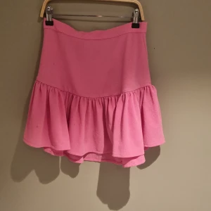 Rosa kjol - Jätte fin kjol för 190 med fri frakt inte super använd från gina tricot i storleken xs