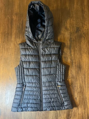 Väst  - Säljer denna västen från zara,ordinarie pris 400 
