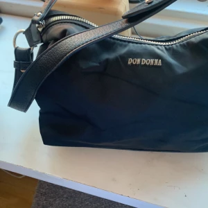 Handväska  - Svart handväska från Don Donna den är normal stor skulle jag säga💕
