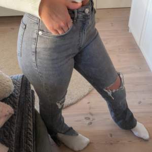 Super fina jeans med slit, lite mindre i storleken men långa!🤩(säljer även ett par blåa) 