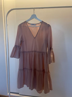 Klänning  - Säljer en rosa klänning från Nakd i storlek 34. Säljer för att den är för liten. Endast använd en gång💞