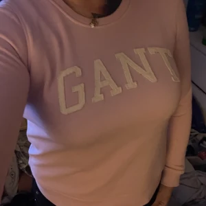Ny GANT damtröja strl S - Ny oanvänd GANT tröja som jag fick i födelsedagspresent men den va för liten :( så hoppas nån med strl S eller xs kan ha nytta av den. Den är sjukt fin. Se gärna mina andra annonser, samfraktar gärna och alltid  spårbart.  Inköpt för 929:-