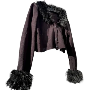 Cardigan  - Söt croppad kofta med fake päls vid muddarna och runt kragen:) 