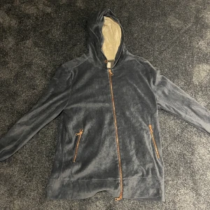 Limitato Hoodie  - Storlek : L passar för s/m Skick 10/10  Inte blivit använd så mycket för köpte den för liten Skickas på frakt