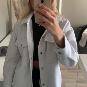 Beige kappa - En super fin beige kappa från Gina i storlek s, inga fläckar eller defekter💓