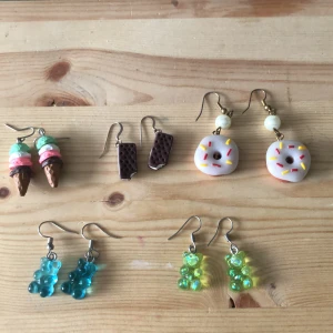 Örhängen  - Olika örhängen från olika märken! Vet ej om alla är nickelfria❤️  5kr styck