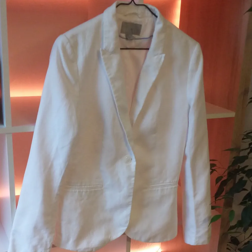 Vit blazer från H&M. Storlek 38, men liten i storleken. Passar för storlek S! . Kostymer.