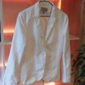 Blazer, H&M - Vit blazer från H&M. Storlek 38, men liten i storleken. Passar för storlek S! 