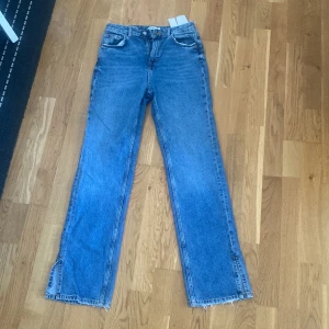 Jeans - Jeans från pull & bear med slits nertill, i bra skick  Storlek 38, 