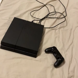 PS4 - Hej säljer ny mitt PS4 som ej kommer till användning, ligger ute på fler sidor men här också, först till kvarn och postar ej.   Mvh Alicia 💗✌️