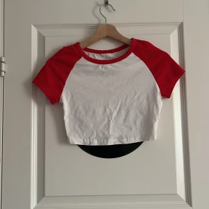 Röd vit topp - Säljer pga att jag inte använder den längre. Fint nytt skick. Är du intresserad/vill ha fler bilder/har frågor så kontakta mig. Tar endast Swish. 