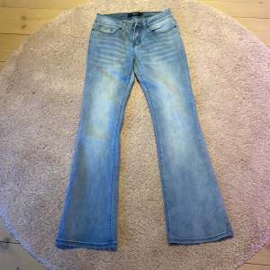 EMP low waist bootcut jeans - Dessa snygga jeans jag fick i julklapp och är i nyskick, aldrig använt dom då dom var lite stora i midjan på mig, så har valt att sälja dom🤩