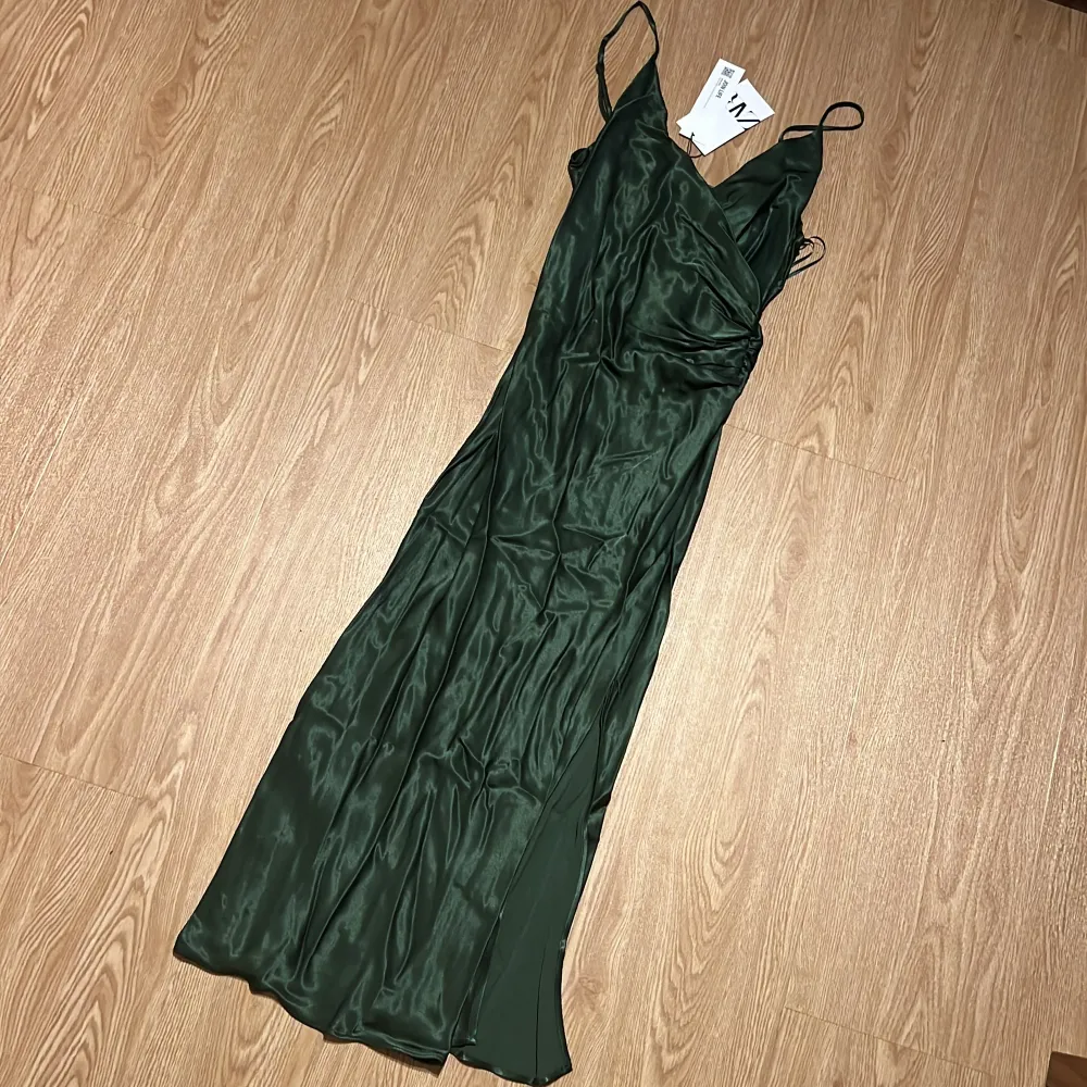 Jättefin mörkgrön omlottklänning från Zara i stl xs, nypris 399kr, mitt pris 150kr. ALDRIG ANVÄND. Klänningar.