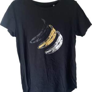 Tshirt med Velvet underground tryck i storlek s. Bra skick köpt secondhand men aldrig använd. 