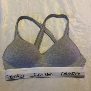 Calvin Klein Bh - Denna bh/topp eller vad man vill kalla det från Calvin Klein är i im princip nyskick. När jag köpte den insåg jag inte att det var fel storlek och passar mig inte på så sätt. Nypris på denna är 499kr men säljer för 350💓