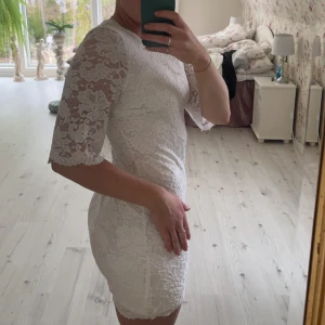 Studentklänning  - Jättefin studentklänning, jag använde den på min student men den är fortfarande i fint skick. Enkel och snygg! Storlek 38! Rätt säker på att den är köpt från bubbleroom  Köparen betalar frakt 🥰