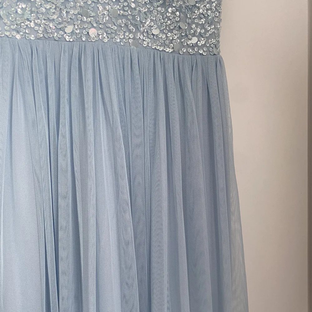 Superfin ljusblå balklänning som använts en gång så är i nyskick! Den är ifrån lace & beads och färgen är lite mer ljusblå i verkligheten. Skriv privat för fler bilder 💘💘. Klänningar.