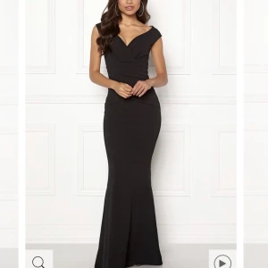 Super fin klänning från bubbelroom! - Balklänning i svart, stretchigt matrial som sitter tight på kroppen!