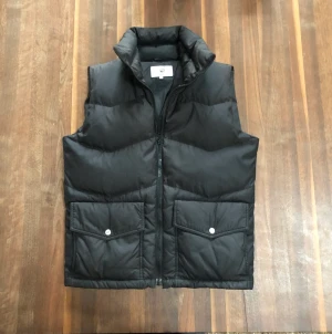 Tiger of Sweden väst - En snygg dunväst från tiger of Sweden jeans med hög krage. Bra men använt skick