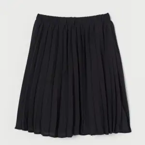 Kort svart kjol, fin kvalité. 100+frakt💕 storlek S från märket sisters 