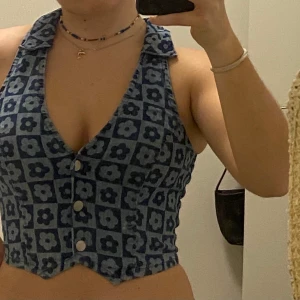 Mönstrad Jeansväst  - Endast testad, dock ingen prislapp kvar. Säljer denna jääättefina jeansväst som sitter som en smäck, men har tyvärr inte haft tillfälle att använda den och säljer därför vidare den. Jag är vanligtvis en s och skulle säga att den är true to size.