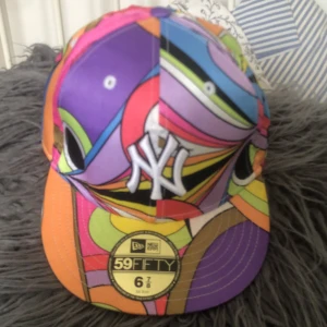 Multicolor new era keps  - Använt några gånger men fortfarande i bra skick 