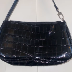 Svart axelväska  - Svart axelväska nästan oanvänd, bra skick