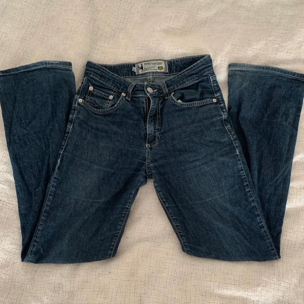 Säljer mina mörkblå crocker jeans då de har blivit lite för korta på mig som är 171. De är i storlek M men de skulle även passa S. Säljer för 200+frakt på 66kr. Kontakta för fler bilder eller vid frågor💗. Jeans & Byxor.