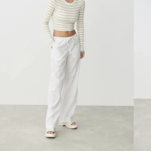 Linnebyxor Gina tricot  - Kollar intresset på dessa slutsålda linnebyxor från gina tricot då de va lite för långa och stora på mig! Superbekväma annars, hör av dig om du har några frågor 💛