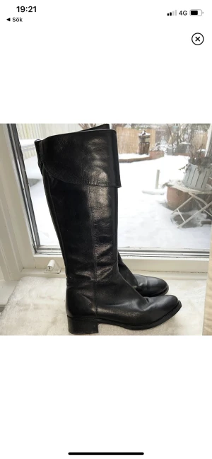 Boots - Svarta boots i storlek 38, köpta här på plick🌟Säljer då de tyvärr inte passade mig som har storlek 39. Märket står inte i skorna och den tidigare ägaren visste inte heller vilket tyvärr💗 Supersnygga till en klänning eller kjol när man går ut!!💞