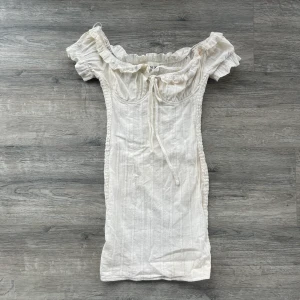 Säljer min student klänning ifrån miss guided  - Stl S 400kr