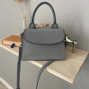 Väska - Säljer denna stilrena väska från Zara😍 Köparen står för frakten!