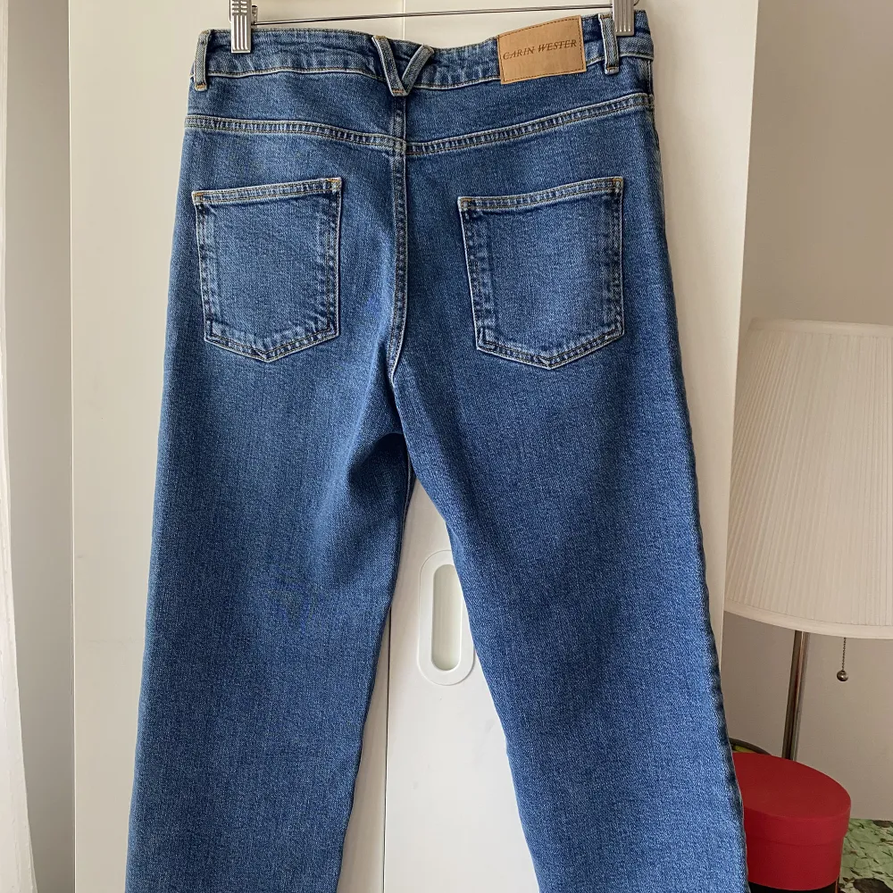 Ett par skitsnygga avklippta Carin Wester jeans 👖 står stl 40 men sitter mer som en 36/38 🪡. Jeans & Byxor.