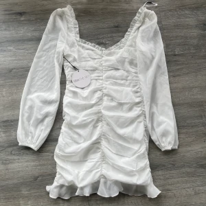 Student klänning helt ny - Säljer denna klänning som var tänkt till min student men köpte en annan, helt ny och oanvänd st xs 400kr