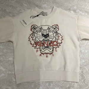 KENZO - Den är i ett jätte fint skick använd ca 4 gånger🥰 ny pris 2100 kr. Säljer på grund av för liten 😕😍