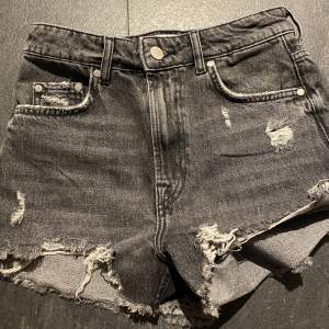 Gråa jeansshorts från Zara. Köpte dom förra sommaren och har använt dom ungefär 1 gång så nästan som nya. Storlek xs. Tryck inte på ”köp nu” direkt, Du står för frakten!