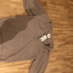 Fin ny tröja! - Säljer nu denna helt nya tröja då den inte riktigt var min stil. Den är i stl xs. Beige och lappen sitter kvar. Pris kan diskuteras!