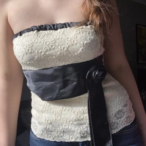 Super söt kräm färgad tubtopp!! - Super söt vit tubtopp!!! Så fin för utgång och sommaren! Den har svarta silke detaljer. Den är inte genomskinlig (den har två lager tyg)❤️Storlek M!! Använd köp nu funktionen!💋