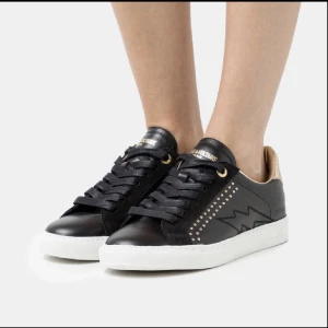 Zadig skor - Supersnygga skor från Zadig. Dem är använda men i väldigt fint skick. Jag använde mina egna sulor och tog ut dom som hörde till så sulan är i nyskick vilket gör att skon kommer formad efter dina fötter. Finns inte längre och köpt för ca 2000 kr. Egen bild