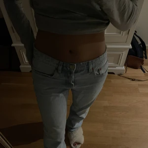 Jeans  - Säljer nu mina Mid Rise straight jeans ifrån zara som knappt är använda!! 😇 