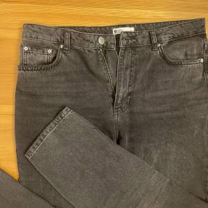 Gråa ”Dagny mom jeans” från Gina tricot 🐘 Storlek: 42 Nypris: 499kr