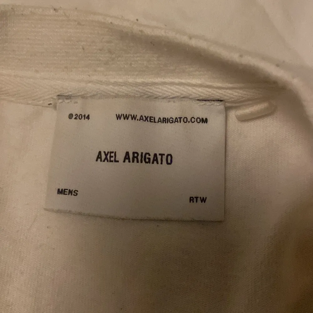 Vanlig vit långärmad tröja från Axel arigato! Bra skick men änvänd därav priset. Storlek S (tror jag kan ej se) i mans storlek. 170kr + frakt🫶🏼. Tröjor & Koftor.