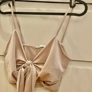 Linne beige  - Jättefint inga noppor eller liknade. 